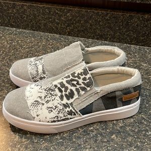 Slip on casual sneaker